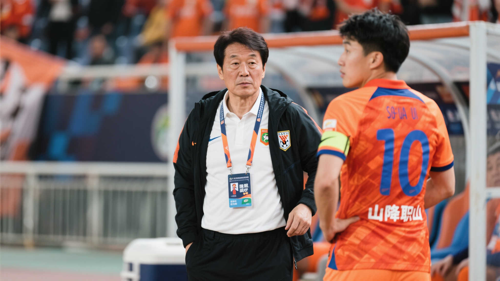 崔康熙留任无虞,泰山低迷缘于多方因素 近期,泰山队接连遭遇挫折,引发了球迷和媒体对主教练